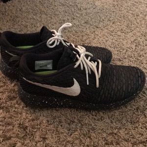 Women’s Nike iD Roshes